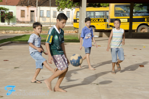Galera jovem jogando bola em Érico Cardoso
