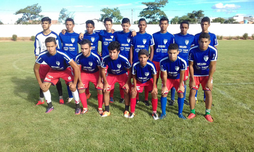 Galera jovem jogando bola em Érico Cardoso