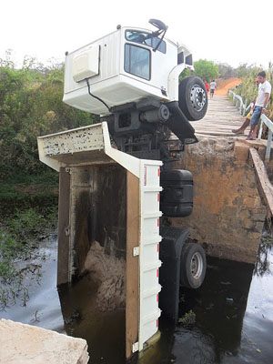 Caminhão cai  na antiga ponte de rio do pires