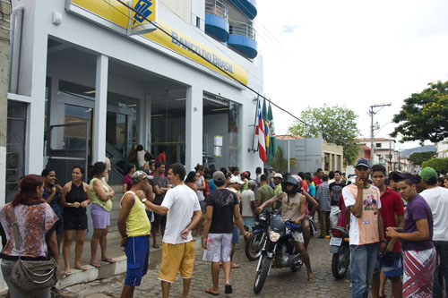 Homens  invadiram agência bancária em Paramirim